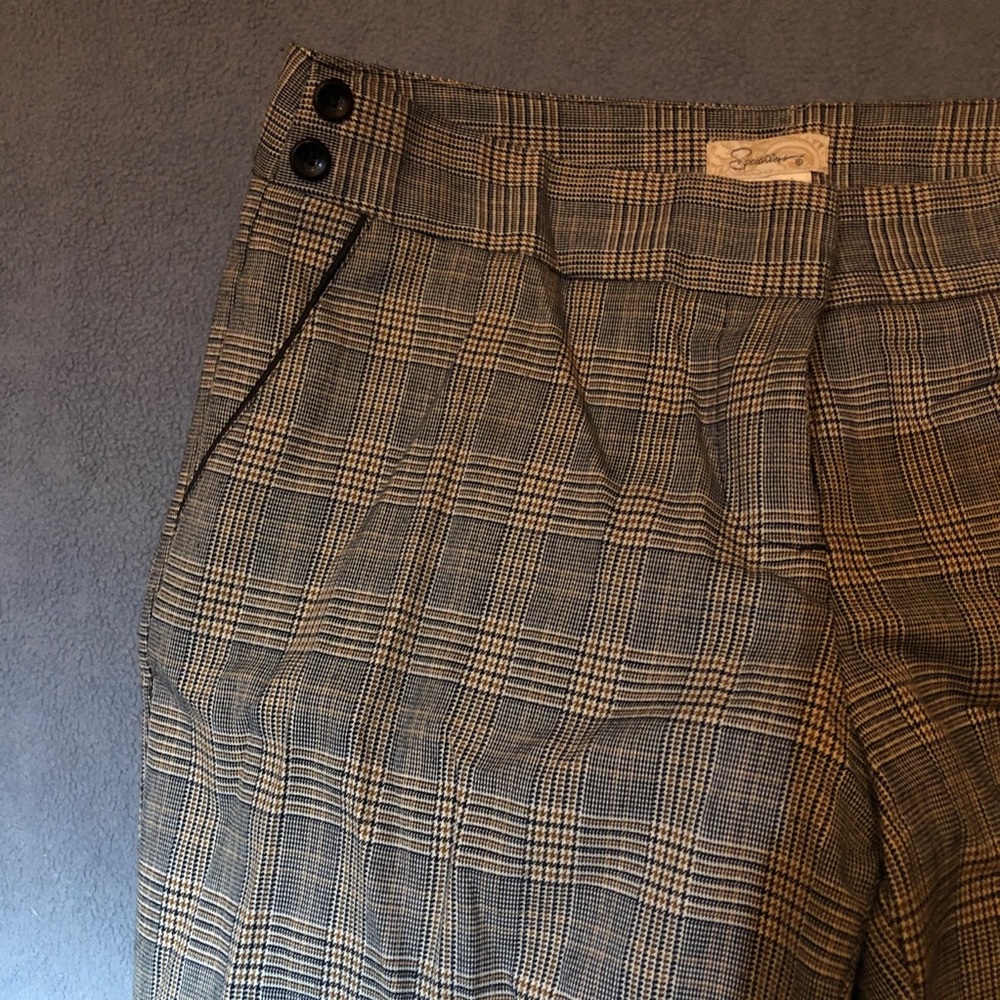 Cute pants with plaid-like pattern